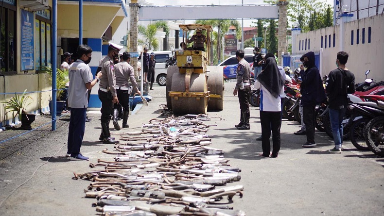 Satlantas Polres Wajo Hancurkan Ratusan Knalpot Racing dengan Alat Berat