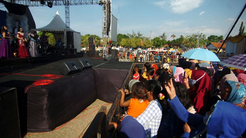 Tidak Menerapkan Protokol Kesehatan, Konser Dangdut Digelar di Tegal - Bagian 2