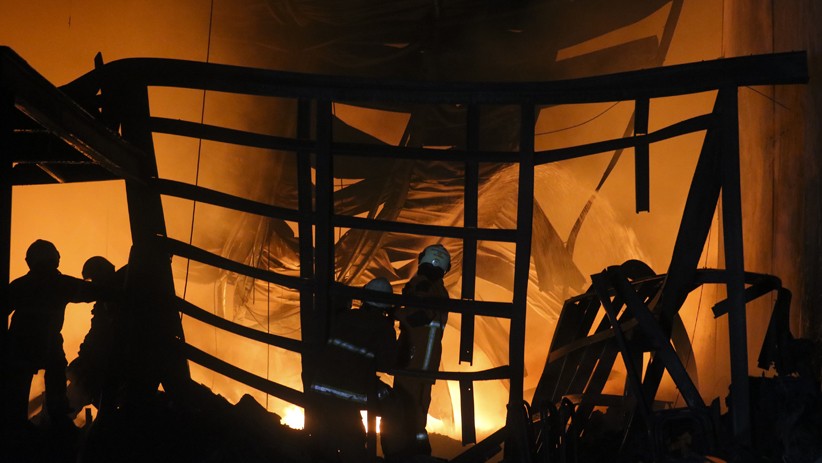 3 Gudang Perabot Rumah Tangga di Margomulyo Jaya Surabaya Terbakar - Bagian 3