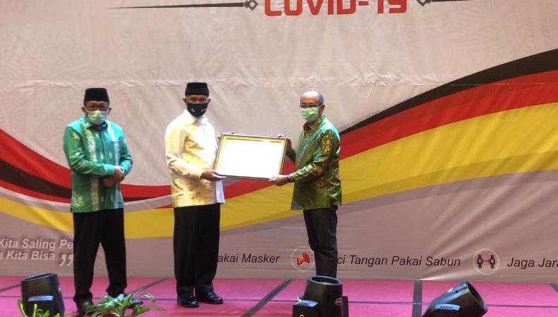 Peduli Penanganan Covid-19, Perumda Air Minum Raih Penghargaan dari Pemkot Padang
