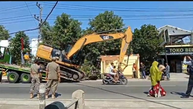 Antisipasi Banjir, Satpol PP Bongkar Puluhan Bangunan Liar di Bojonegoro