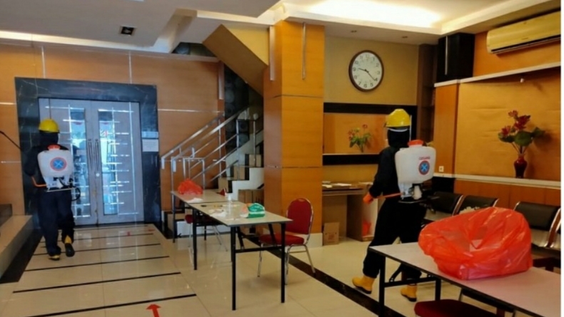 Personel Gegana Polda Maluku Semprot Lokasi Karantina Pasien Covid-19 di Ambon