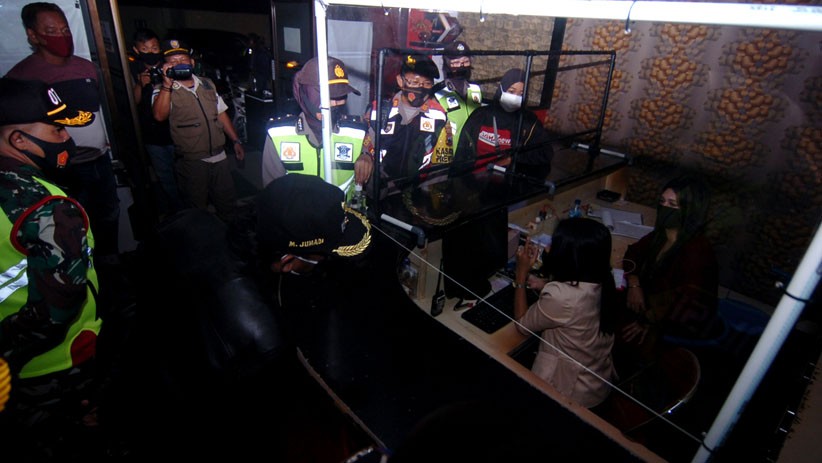 Pengunjung dan Pengelola Tempat Hiburan Malam Terjaring Razia Protokol Kesehatan - Bagian 2