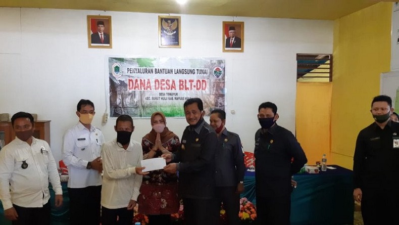 Wabup Kapuas Hulu Serahkan BLT Dana Desa di Daerah Perbatasan RI-Malaysia
