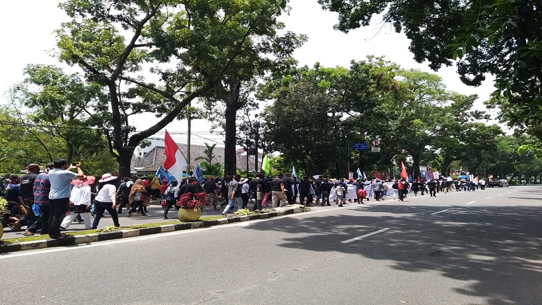 title Tuntut Penyelesaian Sengketa Lahan PTPN II, Ratusan Orang Kepung Kantor Gubsu Tuntut Penyelesaian Sengketa Lahan PTPN II, Ratusan Orang Kepung Kantor Gubsu