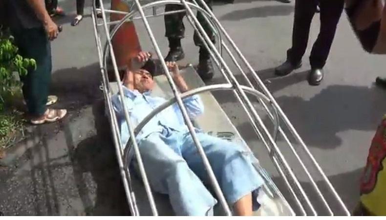 title Terjaring Operasi Yustisi, Warga Bekasi Dihukum Masuk Keranda Mayat Terjaring Operasi Yustisi, Warga Bekasi Dihukum Masuk Keranda Mayat