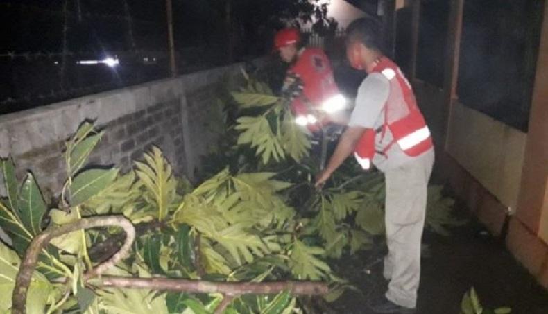 Angin Kencang Disertai Hujan Es Landa Sukabumi, 60 Rumah Rusak