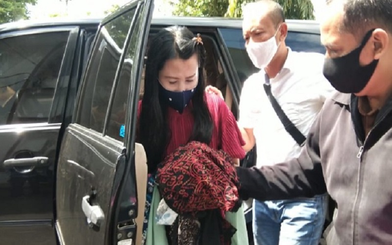 title Si Cantik Partinah, Penipu Ulung asal Banyumas yang Buron 8 Tahun Si Cantik Partinah, Penipu Ulung asal Banyumas yang Buron 8 Tahun
