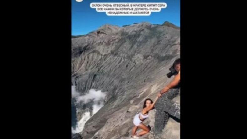 Turis Asing Nekat Terobos Pagar Batas Kawah Gunung Bromo, Diduga Cari Perhatian Warganet