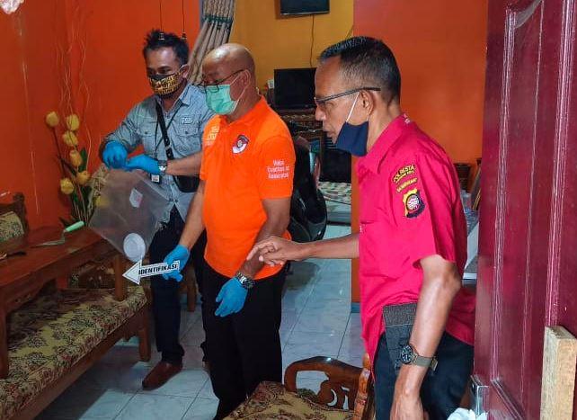 title Olah TKP Lanjutan Pembunuhan Ibu-Anak di Pontianak, Polisi Amankan Barang Bukti Olah TKP Lanjutan Pembunuhan Ibu-Anak di Pontianak, Polisi Amankan Barang Bukti