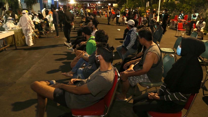 Terjaring Razia, Ratusan Warga Surabaya Jalani Swab Test Covid-19 Massal - Bagian 2