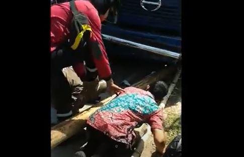 Ajaib, Pemotor di Makassar Selamat Ditabrak Truk Kontainer Hingga Masuk Kolong