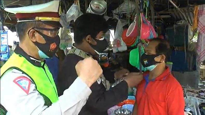 title Belasan Pesilat dan Polisi di Surabaya Gerebek Pasar untuk Bagikan Masker Gratis Belasan Pesilat dan Polisi di Surabaya Gerebek Pasar untuk Bagikan Masker Gratis