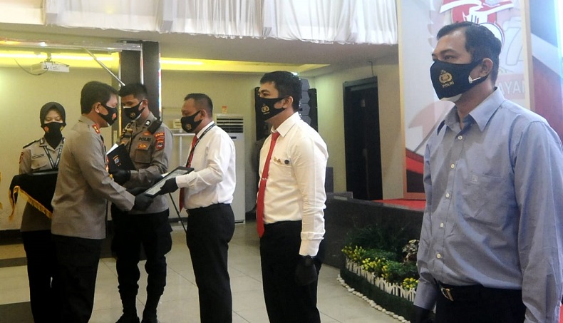 title Berhasil Ungkap Sabu 300 Kg, 42 Anggota Dapat Penghargaan dari Kapolda Kalsel Berhasil Ungkap Sabu 300 Kg, 42 Anggota Dapat Penghargaan dari Kapolda Kalsel