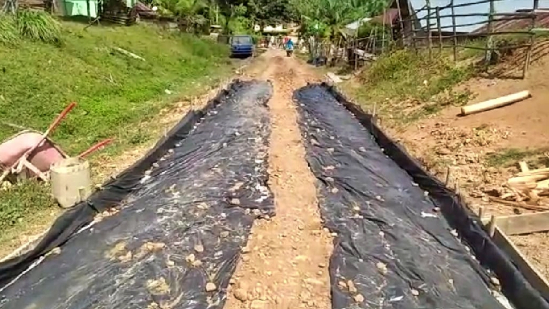 Warga PALI Protes, Bangun Jalan Pakai APBD Tapi Asal-asalan