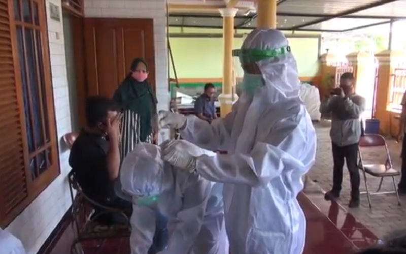 title Buntut Acara Dangdutan, Anggota Keluarga Wakil Ketua DPRD Kota Tegal Dites Swab Buntut Acara Dangdutan, Anggota Keluarga Wakil Ketua DPRD Kota Tegal Dites Swab