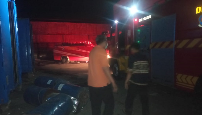 Pabrik Plester Koyok di Gresik Terbakar Hebat, 1 Karyawan Luka Bakar