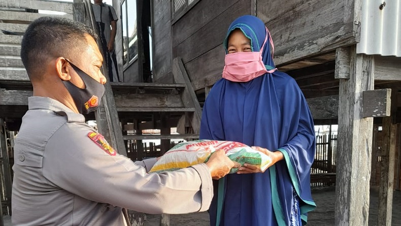 Sisipkan Gaji, Polisi di Pinrang Ini Rutin Bagi-Bagi Beras ke Warga