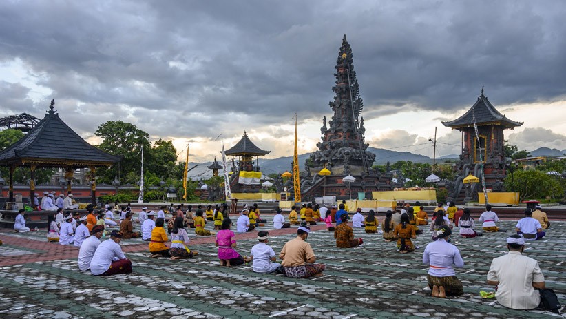 Umat Hindu Gelar Upacara Hari Raya Kuningan dengan Protokol Kesehatan - Bagian 1