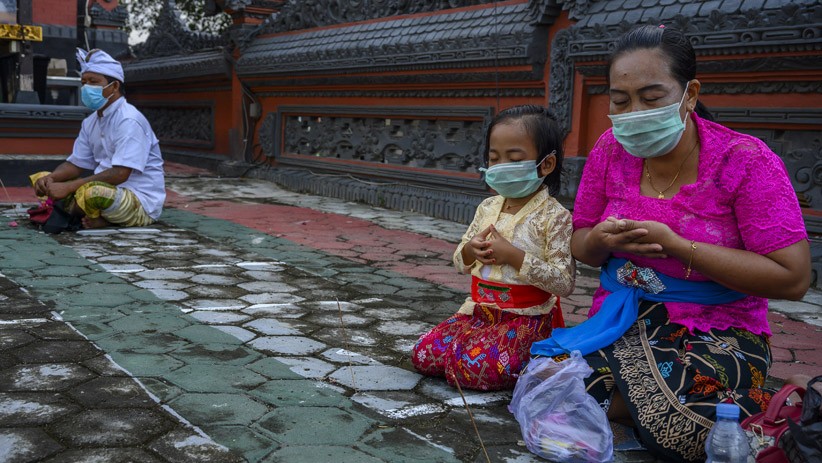 Umat Hindu Gelar Upacara Hari Raya Kuningan dengan Protokol Kesehatan - Bagian 2