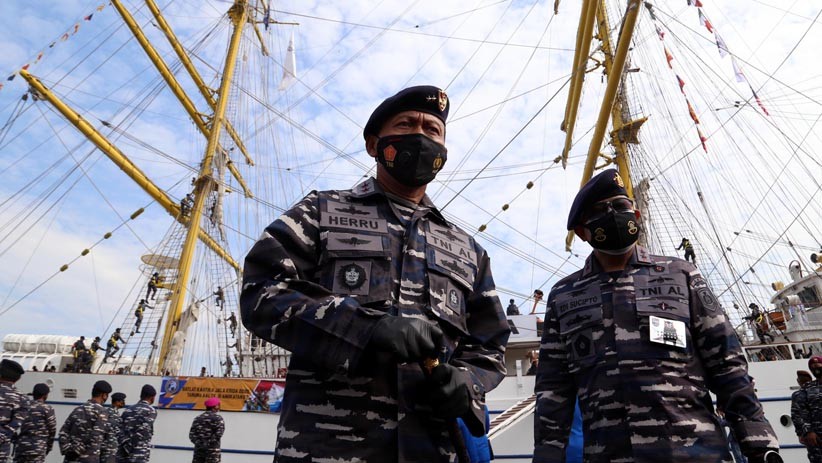 Keliling Indonesia, KRI Bima Suci Bawa Bantuan Sembako ke Pulau-Pulau Terluar - Bagian 6
