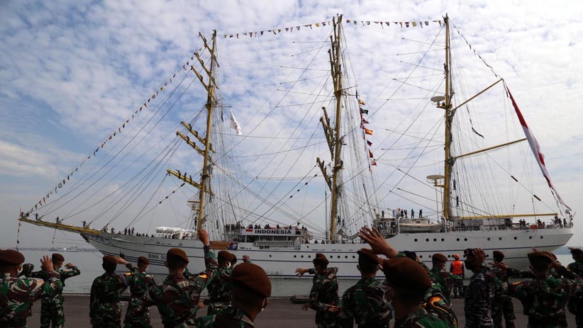 Keliling Indonesia, KRI Bima Suci Bawa Bantuan Sembako ke Pulau-Pulau Terluar - Bagian 1