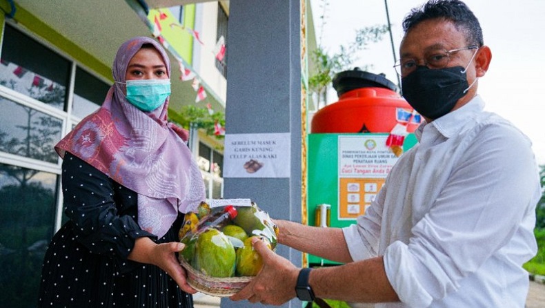 Beri Semangat Pasien Covid-19, Wali Kota Pontianak Bawakan Buah-Buahan ke Lokasi Isolasi