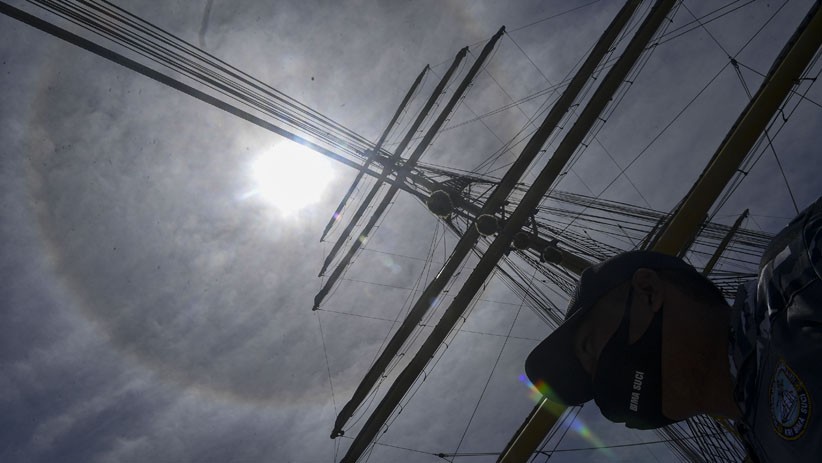 Penampakan Fenomena Halo Matahari di Langit Selat Bali - Bagian 1