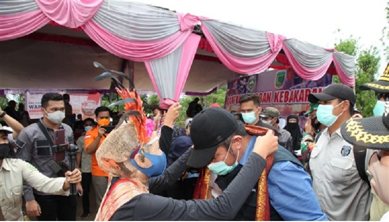 Herman Deru Santuni Korban Kebakaran di Empat Lawang