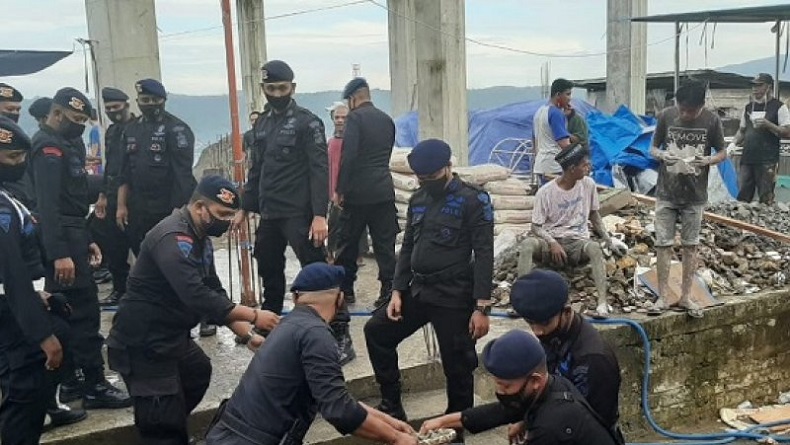 Satu Kompi Brimob Datangi Warga di Ambon Bantu Bangun Masjid