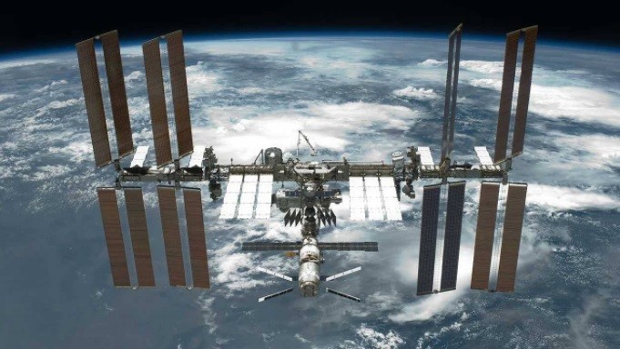 ISS Sesuaikan Orbit untuk Hindari Puing-Puing Luar Angkasa
