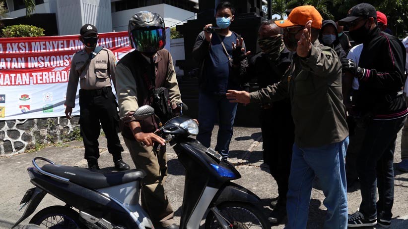 Ratusan Massa Usir Peserta Silaturahmi Akbar KAMI di Gedung Juang 45 Surabaya - Bagian 3