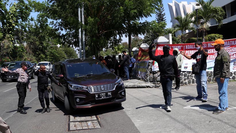 Ratusan Massa Usir Peserta Silaturahmi Akbar KAMI di Gedung Juang 45 Surabaya - Bagian 4