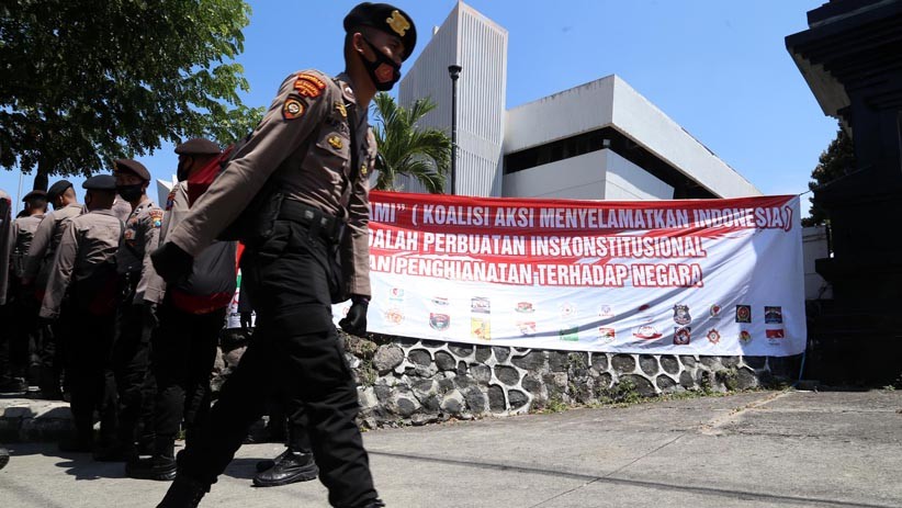 Ratusan Massa Usir Peserta Silaturahmi Akbar KAMI di Gedung Juang 45 Surabaya - Bagian 8