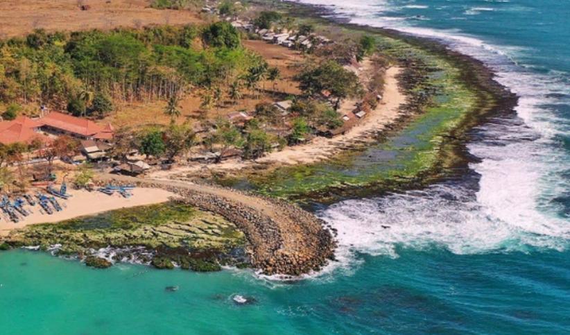 Berkunjung ke Pantai Rancabuaya  Air Lautnya Punya 3 Warna