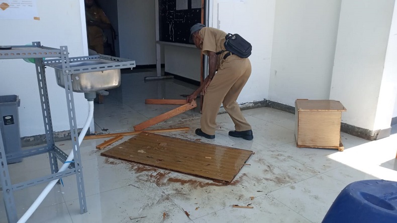 Diduga Tak Lolos CPNS, Massa Rusak Kantor Bupati Fakfak