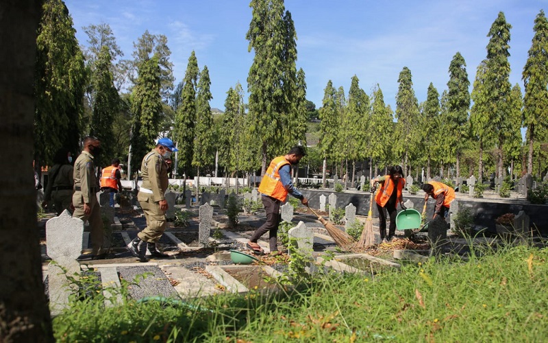 title Warga Tak Bermasker Disanksi Bersihkan Makam, Pemkot Semarang: Biar Mereka Ingat Mati Warga Tak Bermasker Disanksi Bersihkan Makam, Pemkot Semarang: Biar Mereka Ingat Mati
