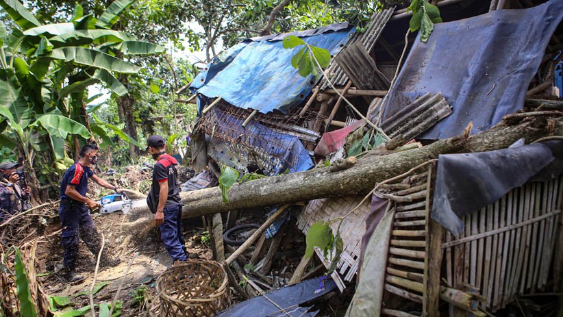 Ratusan Rumah Rusak Diterjang Angin Puting Beliung di Solear Tangerang - Bagian 1