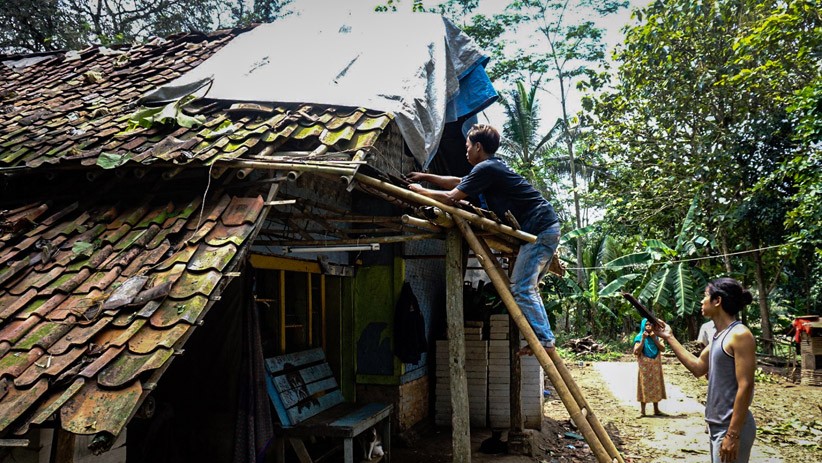 Ratusan Rumah Rusak Diterjang Angin Puting Beliung di Solear Tangerang - Bagian 2