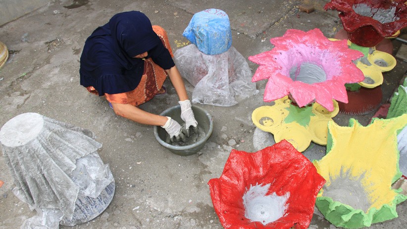 Kreatif, Perajin Ini Buat Vas Bunga dari Limbah Kain Bekas - Bagian 2