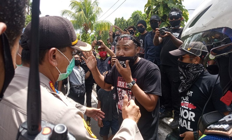title Aksi Demo Bebaskan Jerinx di PN Denpasar Dibubarkan Polisi Aksi Demo Bebaskan Jerinx di PN Denpasar Dibubarkan Polisi