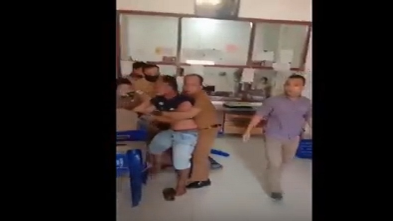 Kecewa Dapat Surat Keterangan Pengganti e-KTP, Warga Nias Mengamuk di Kantor Disdukcapil