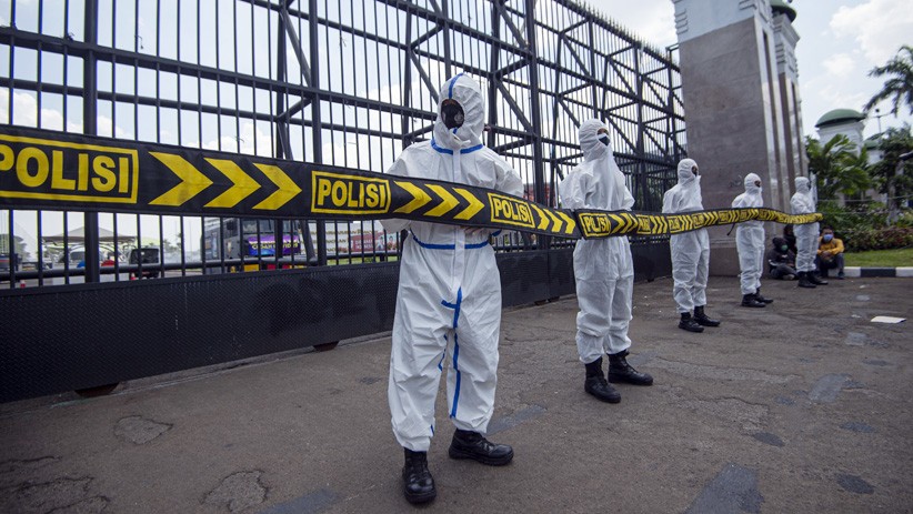 Amankan Unjuk Rasa di Gedung DPR, Polisi Pakai Alat Pelindung Diri - Bagian 1