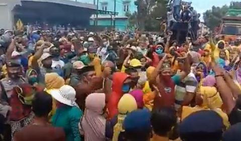 Pasangan SUKA Dicoret KPU Dompu, Massa Bentrok dengan Polisi