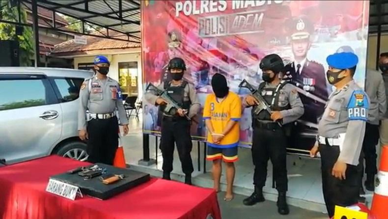 title Pelaku Penggelapan di Madiun Ditangkap, 7 Mobil dan 1 Motor Diamankan Pelaku Penggelapan di Madiun Ditangkap, 7 Mobil dan 1 Motor Diamankan