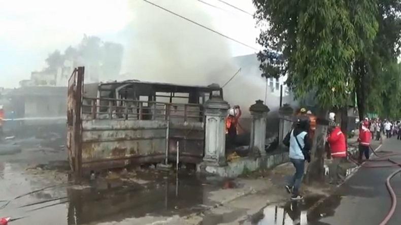 Gudang Bus Bekas di Madiun Terbakar, 5 Unit Mobil Pemadam Kebakaran Dikerahkan