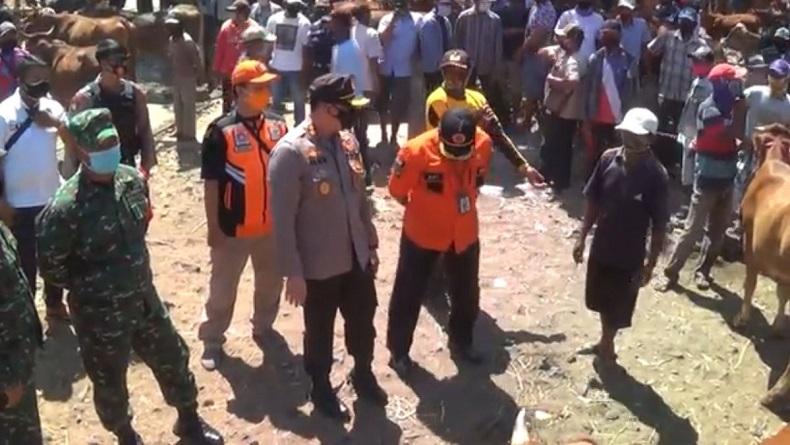 Cegah Klaster Covid-19, Petugas Gabungan Sidak Pasar Hewan Terbesar di Bondowoso