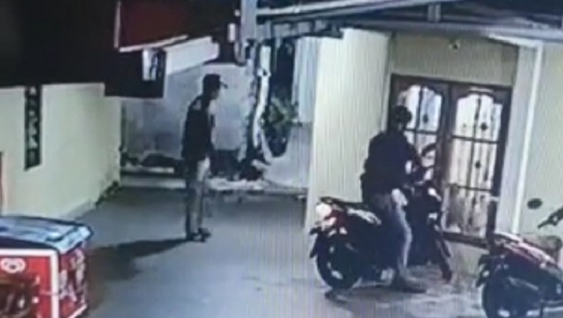Terekam CCTV, Pelaku Curanmor Bertopi Polisi Beraksi di Masjid Sukaraya Baturaja