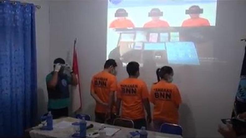 title BNN Tebingtinggi Tangkap 3 Pengedar Narkoba, Salah Satunya Perempuan 23 Tahun BNN Tebingtinggi Tangkap 3 Pengedar Narkoba, Salah Satunya Perempuan 23 Tahun