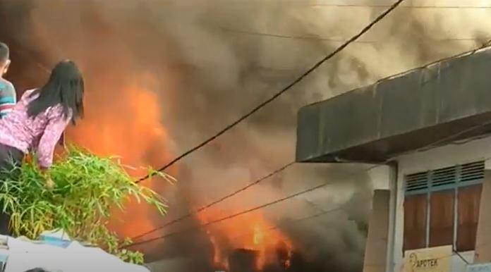 9 Ruko Pasar Sintang Terbakar, Puluhan Pasien RS Ade Mohammad Djoen Dievakuasi